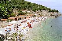 Strand von Beli auf der Insel Cres mit alten Fischerhusern in Kroatien