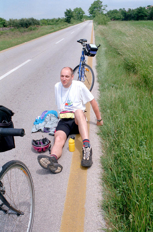 Achim am Boden, nachdem er zu fliegen versuchte ;-)<br>zum Gl�ck gabs nur Prellungen