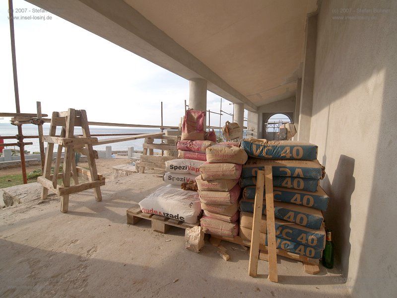 ein Teil der ehemaligen Badeanstalt von Veli Losinj, in der N�he der roten <br>Laterne an der Hafeneinfahrt in den Hafen von Veli Losinj