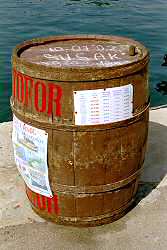 Holzfa� mit Angeboten der Ausflugsschiffe